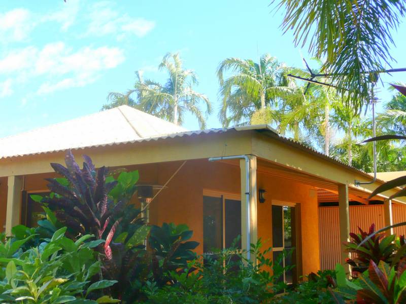 LOOKIN' GOOD IN THE NEIGHBOURHOOD Picture 1