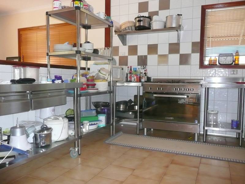 LOOKIN' GOOD IN THE NEIGHBOURHOOD Picture 3