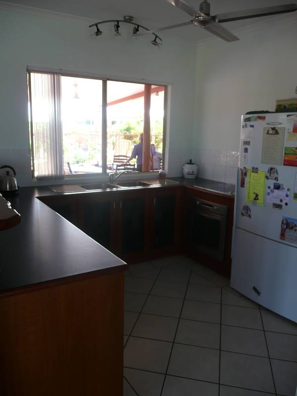 Family Home with Pool & Shed Picture 3