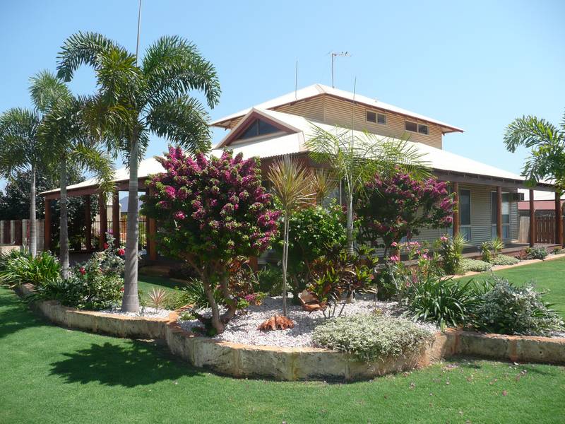 Family Home with Pool & Shed Picture 1
