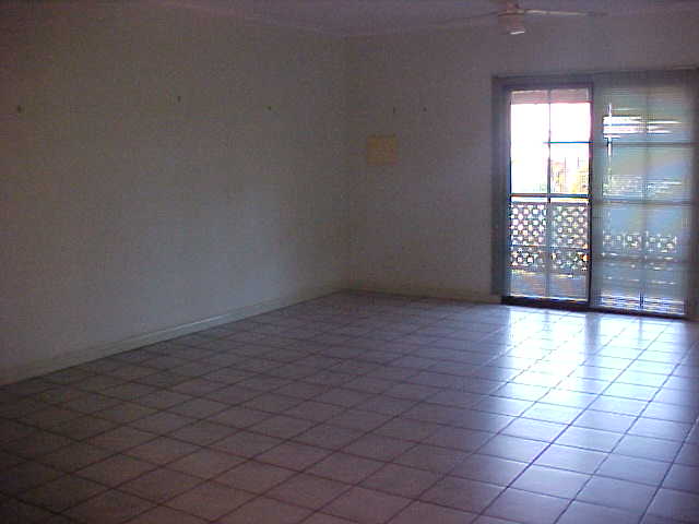 Upstairs 2 bedroom Apartment close to Town Beach Picture 3