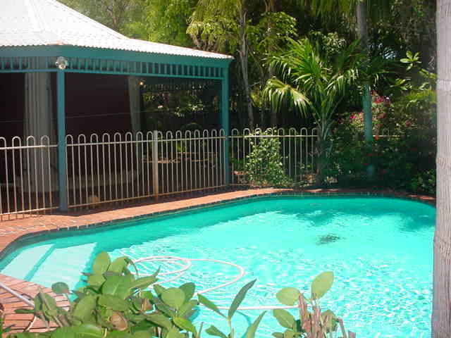 Great family home with your very own POOL!! Picture 2