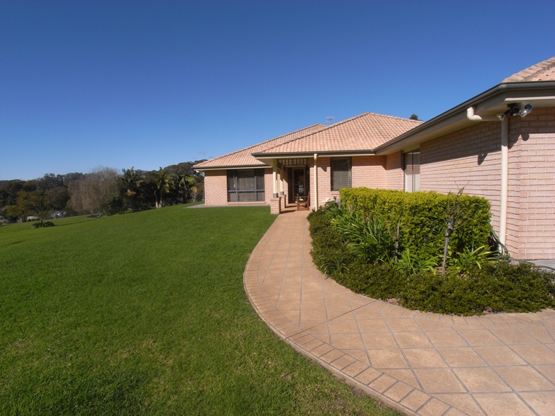 Spectacular Wamberal Acreage Picture 2