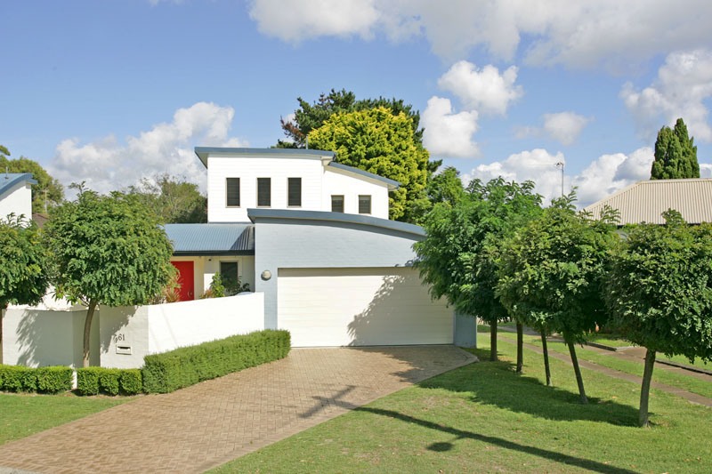 HEAVILY REDUCED, OWNER MOVING OVERSEAS, MUST BE SOLD... Picture 1