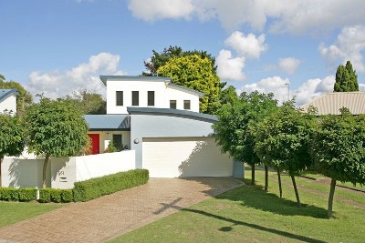 HEAVILY REDUCED, OWNER MOVING OVERSEAS, MUST BE SOLD... Picture