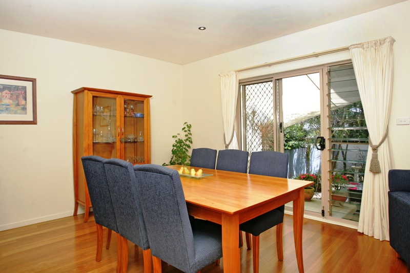 HEAVILY REDUCED, OWNER MOVING OVERSEAS, MUST BE SOLD... Picture 3