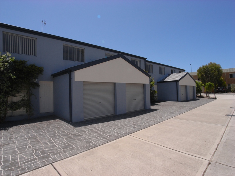 Modern three Bedroom Townhouse Picture 1