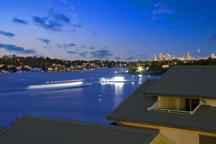 Luxury Apartment with Sparkling Water Views Picture 1