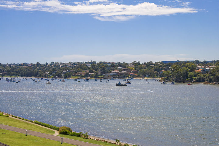 Luxury Apartment with Sparkling Water Views Picture 2