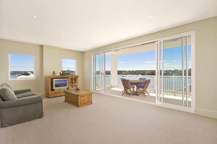 Luxury Apartment with Sparkling Water Views Picture 3
