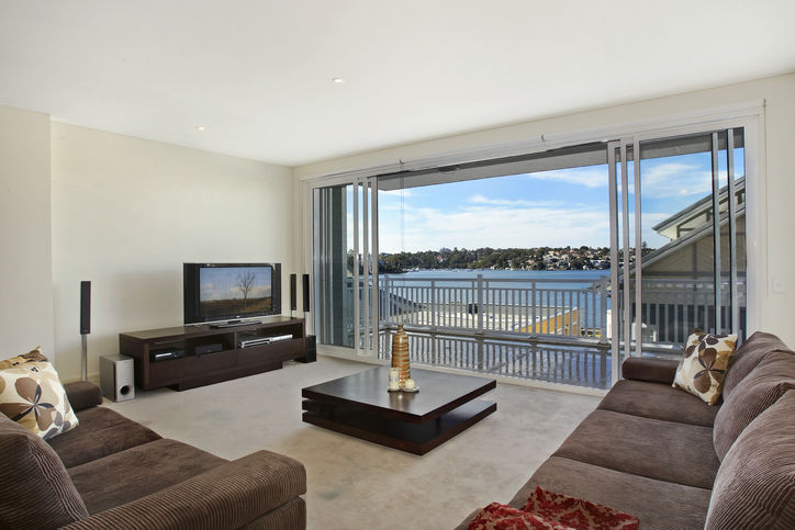 Superbly spacious waterside living Picture 2