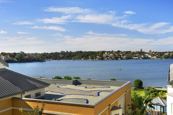 Superbly spacious waterside living Picture 1