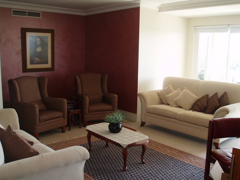 LARGER THAN YOUR AVERAGE 3 BEDROOM APARTMENT - 1 WEEK FREE RENT Picture 3