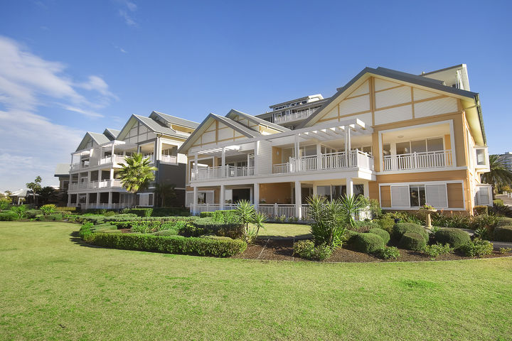 WATERFRONT 3 BEDROOM PROPERTY Picture 1