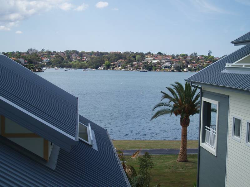 WATERFRONT 3 BEDROOM PROPERTY Picture 2