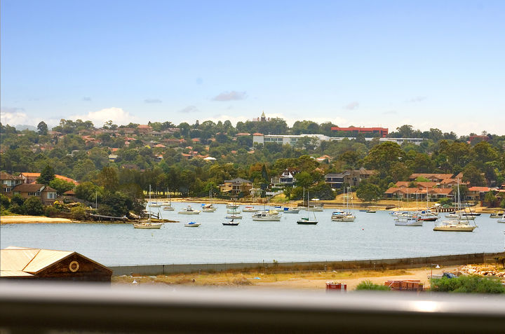 ENORMOUS THREE BEDROOM CORNER APARTMENT - AVAILABLE DECEMBER Picture 1