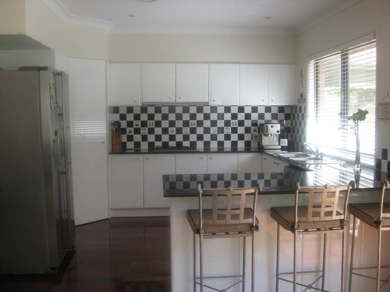 FURNISHED OR UNFURNISHED
5 BEDROOM HOUSE IN THE BEST TREE LINED STREET IN CABARITA Picture 3