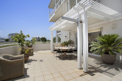 Light filled living with serene parkland vistas Picture Light filled living with serene parkland vistas Picture