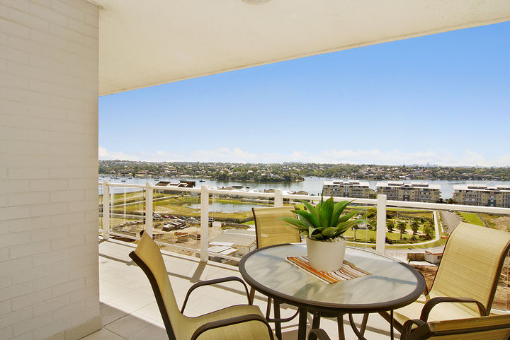 Immense Luxury Apartment with Superb Panoramic Views Picture 2