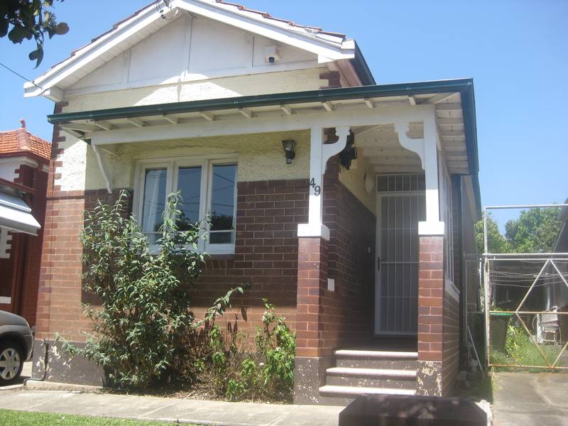 location location - just a short stroll to the shops and schools Picture 1