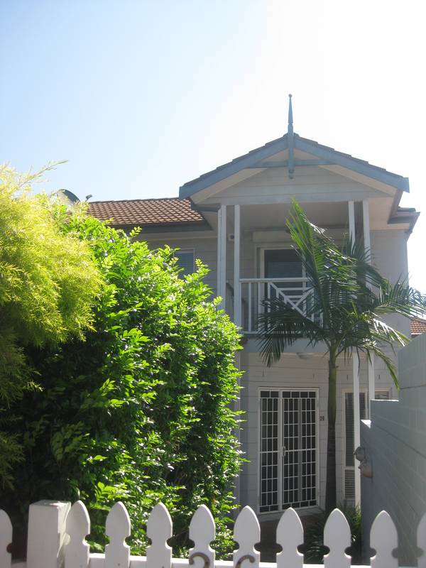 Spacious 3br Townhouse with Waterviews Picture 1