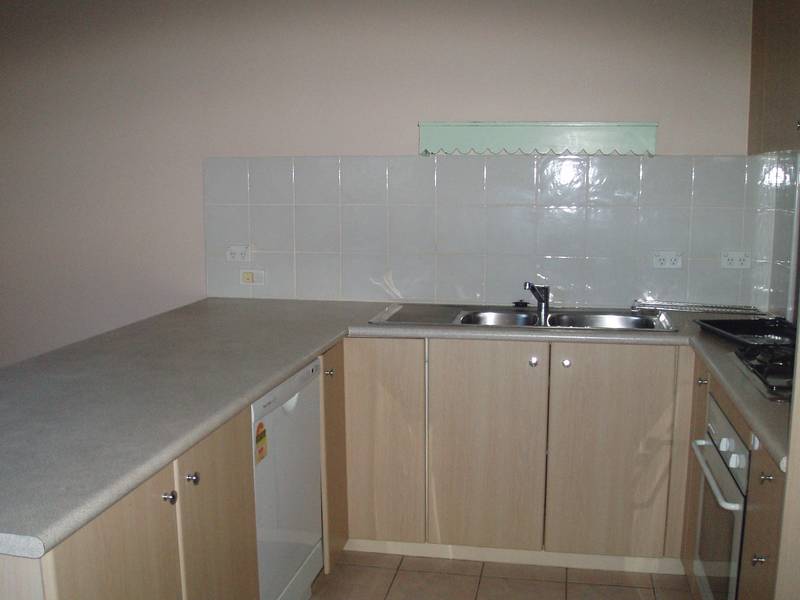 APPLICATION RECEIVED0-4 BEDROOM TOWNHOUSE WITH SEPERATE OFFICE/GRANNY FLAT/TEENAGERS RETREAT Picture 3