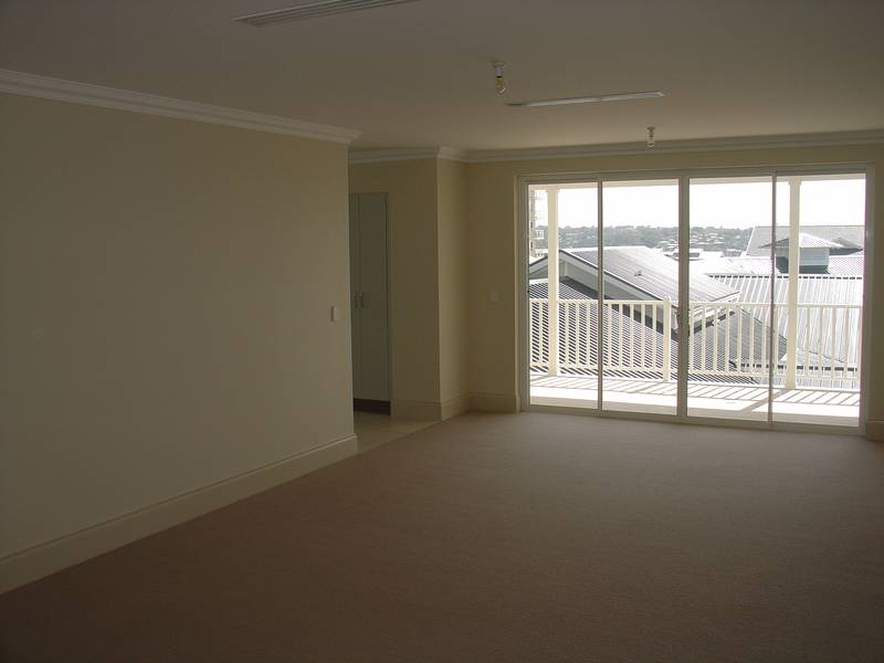 APPLICATION RECEIVED Top Floor Sunny Three Bedroom in Breakfast Point Picture 1