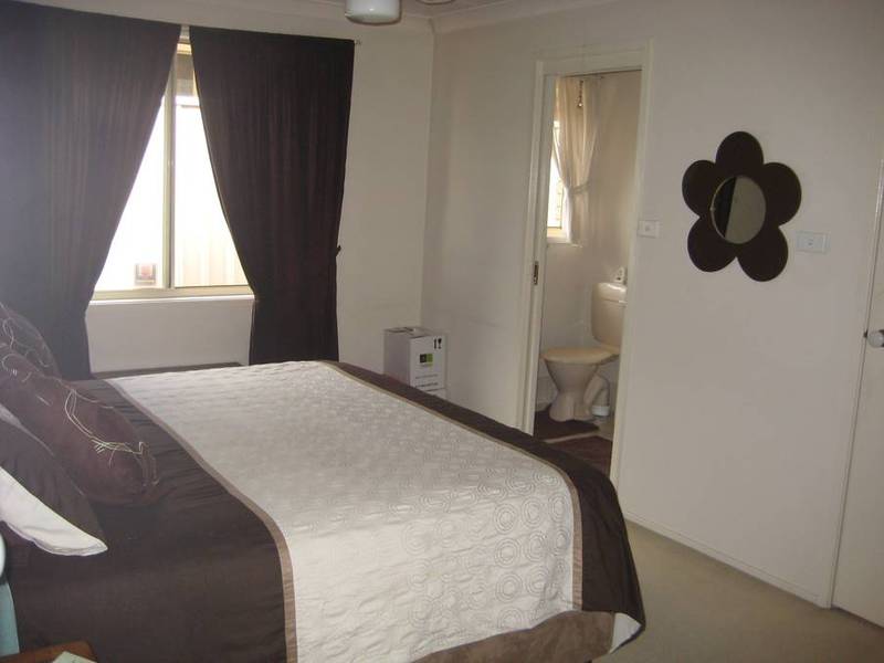 SPACIOUS FAMILY LIVING Picture 2