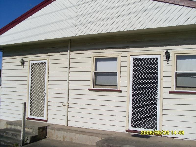 CLOSE TO SHOPS AND TRANSPORT Picture 1