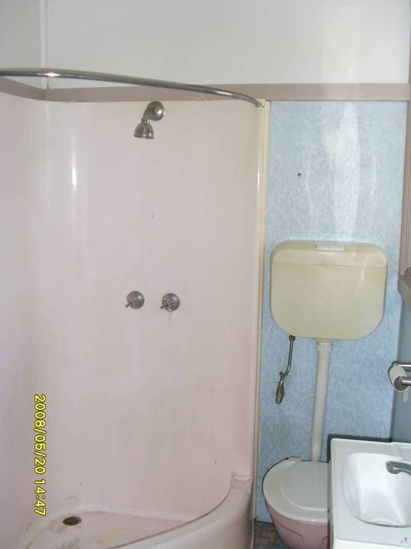 CLOSE TO SHOPS AND TRANSPORT Picture 3