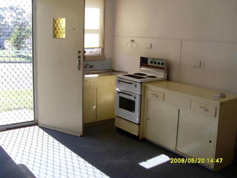 CLOSE TO SHOPS AND TRANSPORT Picture 2