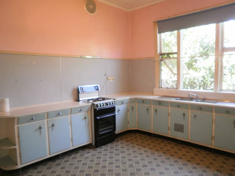 WALK TO BEAUMONT STREET AND TAFE Picture 2