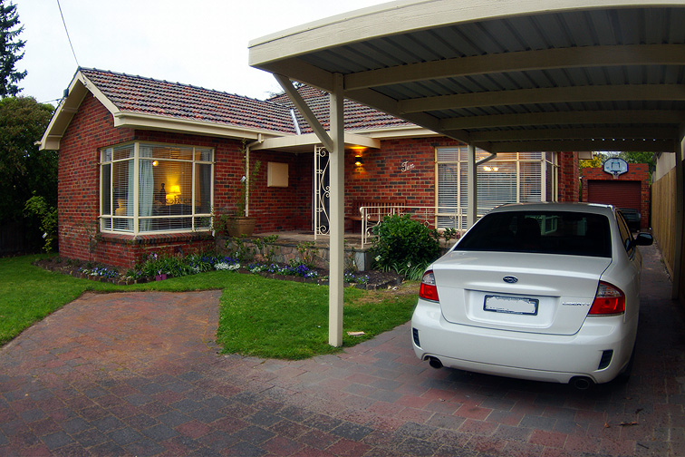 Modern four bedroom home Picture 1