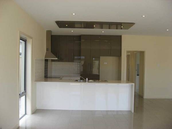 SUPERIOR QUALITY ARCHITECTURALLY DESIGNED TOWN HOUSE WITH LARGE LIVING AREA AND STUNNING FINISHES!! Picture 2