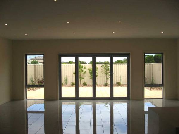 SUPERIOR QUALITY ARCHITECTURALLY DESIGNED TOWN HOUSE WITH LARGE LIVING AREA AND STUNNING FINISHES!! Picture 3