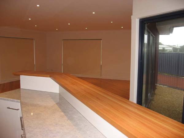 27 & 28 Lapwing Avenue Picture 2