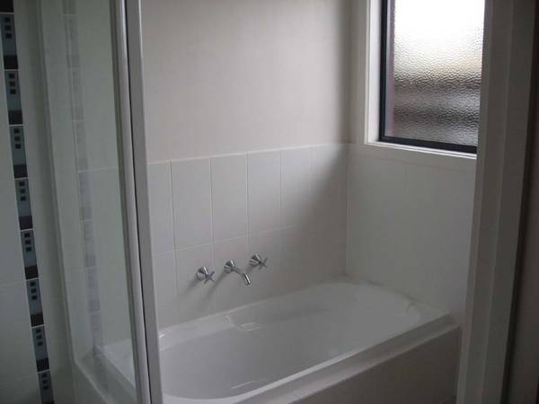 27 & 28 Lapwing Avenue Picture 3