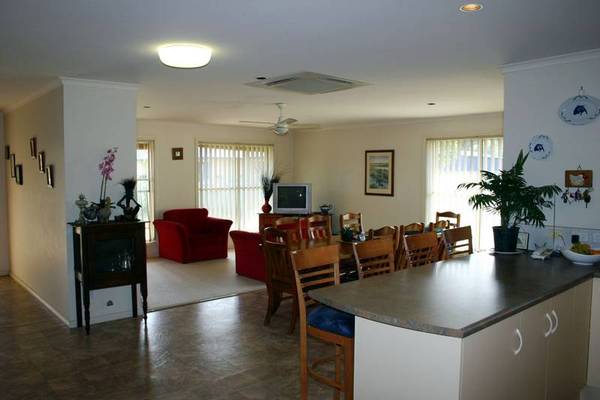 Excellent Location - Quiet Cul-de-sac and only minutes to Lake Fellmongery and Robe Town Beach Picture 3