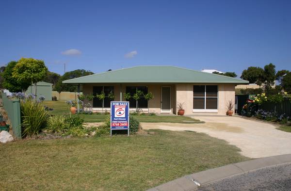 Excellent Location - Quiet Cul-de-sac and only minutes to Lake Fellmongery and Robe Town Beach Picture 1