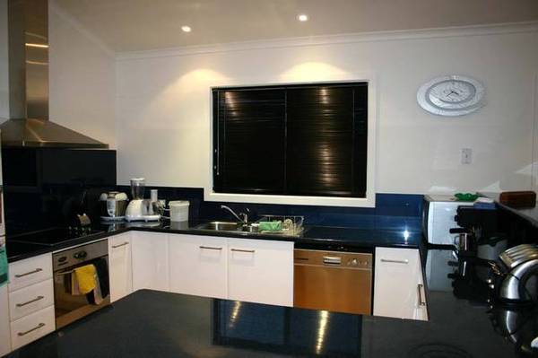 Contemporary Family Home Picture 3