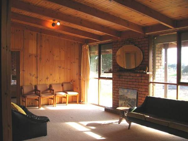 Comfortable Home on Large Allotment Picture 2