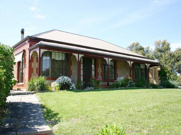 Excellent Location! Picture 1