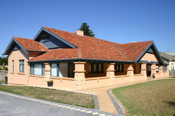 Gentlemen's Residence Picture 1