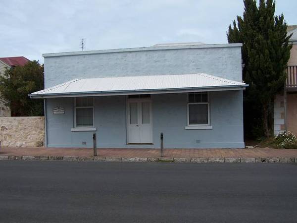 Historic Robe Building in the heart of town Picture 1