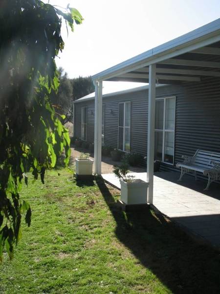 COUNTRY BEACH HOUSE RETREAT Picture 1