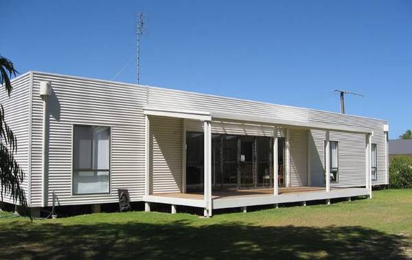 Suberbly Presented Modern Home Picture 1