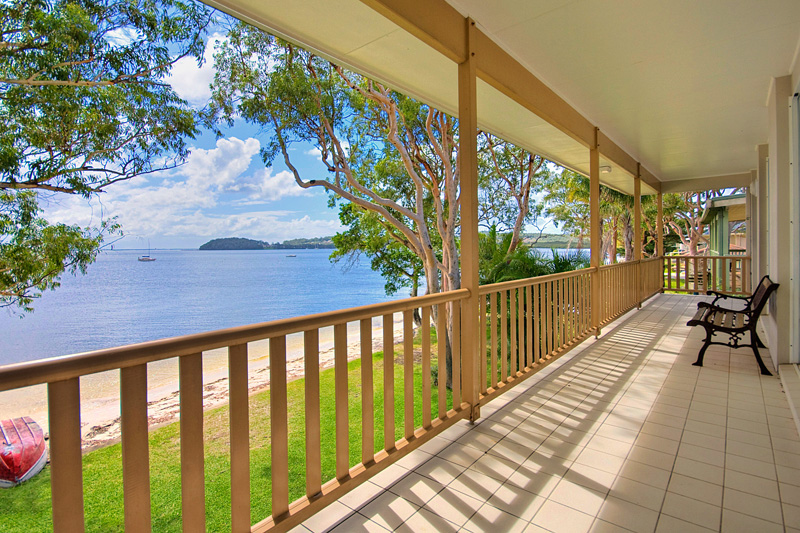 Absolute beachfront 5 bedroom house Picture 2