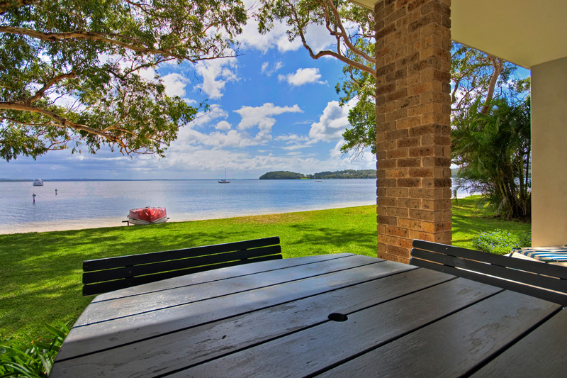 Absolute beachfront 5 bedroom house Picture 1