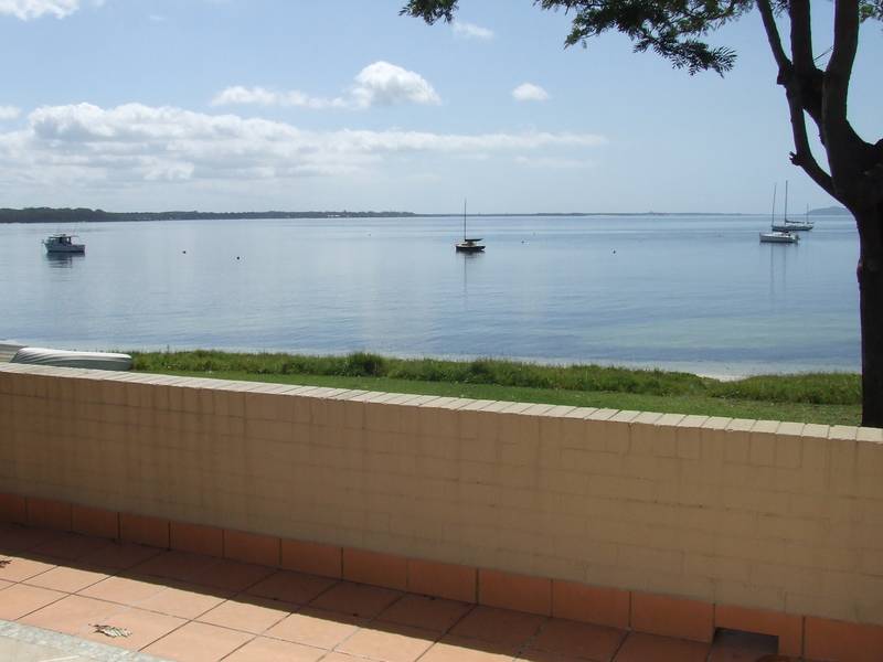 Ground floor Absolute waterfront unit Picture 2