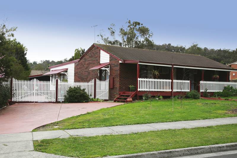 Family Home, and Room for Six Cars Picture 1